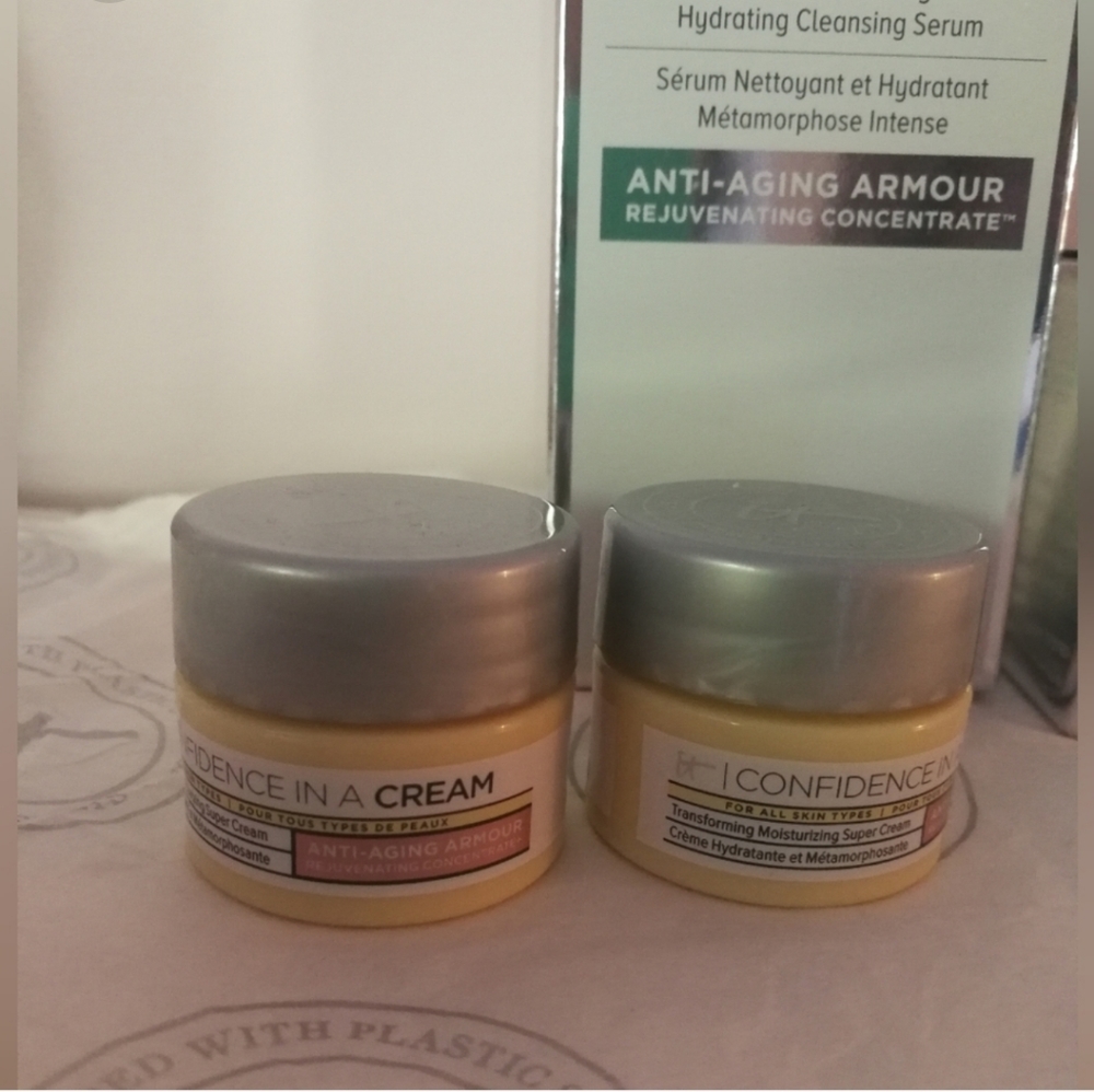 NIB It Cosmetics Confidence + Confidence in a Compact Bundle - Picture 4 of 8